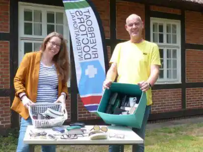 Ein Lichtblick f&uuml;r die Riverboat Doctors: Vorsitzender Christian G&ouml;ken bekam jetzt von Anna Sudek, Gesch&auml;ftsbereichsleiterin am INN-tegrativ Berufsf&ouml;rderungswerk Weser-Ems, vor dem Lager des Vereins im ehemaligen Spieldorf 150 gespendete Brillen f&uuml;r Afrika &uuml;berreicht.