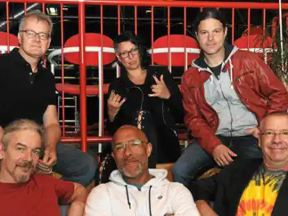 Zum Maschinisten-Team geh&ouml;ren Dirk Mengedoht, Nici Polixa und Sven L&uuml;dke (hinten, von links) sowie Alex Wieczorek, Pasco Schulz und Yeti Mansena (vorne, von links).