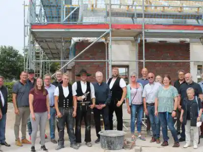 Kleines Bild: Vor kurzem wurde Richtfest f&uuml;r den Neubau gefeiert. Neben den Gewerken waren Mitglieder des Rates und der Verwaltung neben Architekt Hartmut Kapels (Mitte) dabei