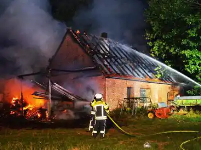 Zu einem Brand in der Bauerschaft Uptloh wurden die Feuerwehren Essen und Bevern in der Nacht von Mittwoch auf Donnerstag gegen 23.30 Uhr alarmiert.