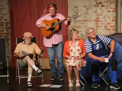 Nina liebt Kurt &ndash; doch der hat nur seinen Campingplatz im Kopf. Ole und Musiker Fiddi sind Dauercamper, alle tragen zum Kuddelmuddel auf &bdquo;Kurti&rsquo;s Campu&iacute;ngplatz&ldquo; bei. Premiere des n euen St&uuml;cks des JeverArtEnsemble im Lokschuppen Jever ist am 3. September.