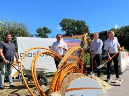 Auch in Ermke soll bald gigabit-schnell gesurft werden k&ouml;nnen. Daf&uuml;r gab es nun den Spatenstich.