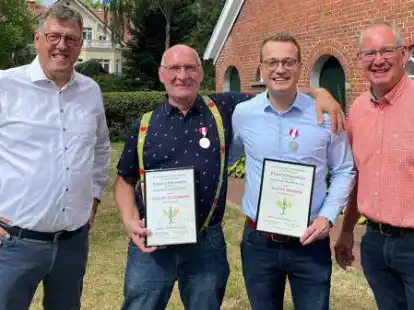 Ehrung bei der Kompanie Moorstra&szlig;e der Friesoyther Sch&uuml;tzengilde (von links): Bernd Dedden, Hubert Kathmann, Justus Dedden und Holger Knelangen