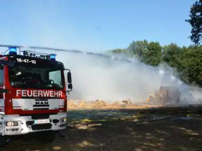 Seit 4.50 Uhr war die Essener Wehr an der Brandstelle im Einsatz.