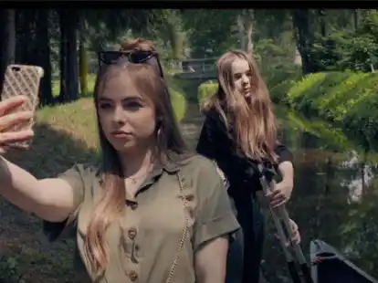 Szene aus dem Film &bdquo;Boot un Dood&ldquo;, der am 20. August auf der Schnellf&auml;hre &bdquo;Kleinensiel&ldquo; gezeigt wird.