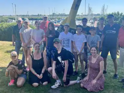 Im Sportboothafen Gro&szlig;ensiel gingen die Mitglieder des Juliusclub an Bord.