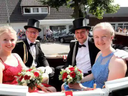 Das Kamper K&ouml;nigshaus &ndash; K&ouml;nigin Ines Reinken (von links) K&ouml;nig Marvin L&uuml;ken, Adjutant Niklas Ahlers mit seiner Begleiterin Christin Ideler &ndash; wurde beim Festumzug in der Kutsche gefahren.
