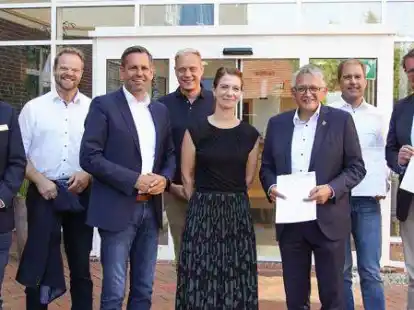 Jan-Hermann Becker (Landkreis Wittmund, links), Landtagsabgeordneter Matthias Ahrends, Nieders&auml;chsischer Minister f&uuml;r Umwelt- und Klimaschutz Olaf Lies, Landtagsabgeordneter Wiard Siebels, Birte Ricklefs (zuk&uuml;nftige Wasserstoffmanagerin f&uuml;r H2-Ostfriesland), Landrat Landkreis Aurich Olaf Meinen, Prof. Dr. Sven Steinigeweg (HS Emden/Leer) und Oberb&uuml;rgermeister Stadt Emden Tim Kruithoff freuen sich &uuml;ber die Entwicklungen rund um den gr&uuml;nen Wasserstoff.