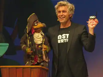 Tritt am 20. August in Oldenburg auf: Bauchredner Sascha Grammel mit seiner Puppe Frederic Freiherr von Furchensumpf
