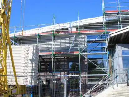 Weil das Dach undicht war, hat die Stadtverwaltung das Dach der Turnhalle an der Leharstra&szlig;e einmal runderneuert.