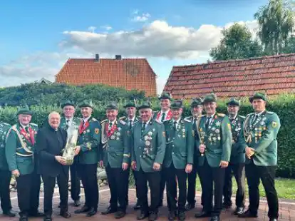 Kerzen&uuml;bergabe: Stefan Meyer (von links), August Nordenbrock, Pr&auml;ses Paul Horst, Heinz Blanke, Franz Breckweg, Herbert Holthaus, Sascha Valenta, Josef Berkemeyer, J&ouml;rg Behrens, Heiko Otten, Bernd Blanke, Willy Mechelhoff, Burkhard Willenborg, Carsten Looschen