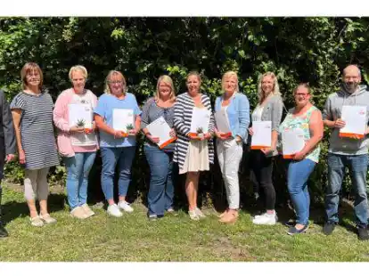 Erwin Schr&ouml;ttke, Fachdienstleiter Jugend des LK Wesermarsch, und Dozentin Rita Naujoks (von links) gratulierten gemeinsam mit LEB-Regionalleiterin Karin Pieper (rechts) den Kursteilnehmerinnen und -teilnehmern zum erfolgreichen Abschluss (von links): Neele Renken, Kerstin Haase, Jennifer Braun, Melanie D&ouml;rgeloh, Christine Beatrice Specka, Anja B&ouml;ning, Jenny Saskia Haye&szlig;en und Lutz Gerhauser