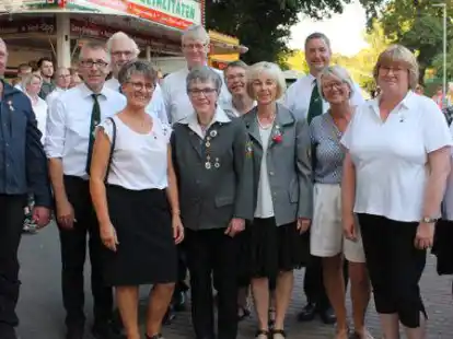 Bernd Menkens-Siemers (von links), Fred Meyer, Heiner L&uuml;schen, Beate Bande, Doris Franz, Andreas Melle, Rita Bande, Gabriele Bolsch, Manuel Zie&szlig;ler, Traute Warrelmann, Elke M&ouml;nning und Petra Meyer wurden f&uuml;r langj&auml;hrige Mitgliedschaft geehrt.