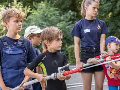 Wasser marsch! Konzentriert machten die Ferienspa&szlig;-Teilnehmer erste Erfahrungen mit dem Strahlrohr.