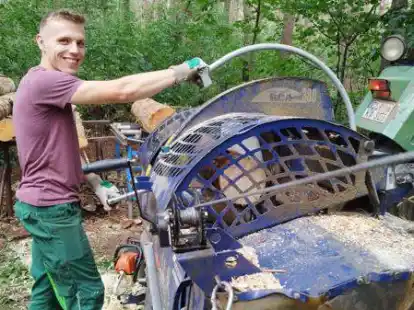 Ist in das Brennholzgesch&auml;ft eingestiegen: Landwirtschaftsmeister Simon Dasenbrock in Wildeshausen.