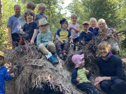 Sch&auml;tzen die Qualit&auml;ten des Waldes: Die Kindergartengruppe &bdquo;Waldhasen&ldquo; mit ihren beiden Erzieherinnen Ina Stigge (hinten) und Anna Reets und B&uuml;rgermeister Thorsten Krettek.
