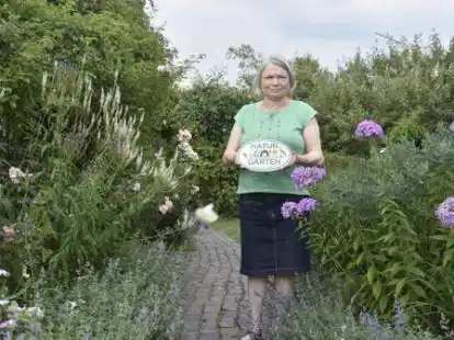 Stolz pr&auml;sentiert die Gartenfreundin Ilse Voigt-L&uuml;ers ihre Plakette f&uuml;r ihre naturnahe Gartengestaltung.