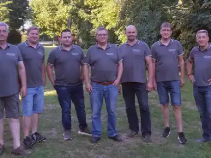 Inspizierten den B&uuml;rgerpark: Mitglieder des Marktausschusses der Gemeinde Gro&szlig;enkneten. (von links) Heinz Erdmann, Lars Decker, Jan-Hendrik Jan&szlig;en, Roland Moysich, Ingo Kreye, Eckhard Poppe und Joachim M&uuml;ller.