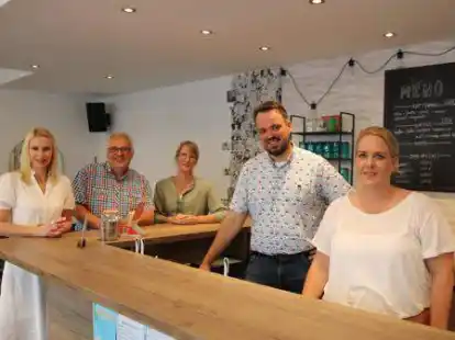 Das Team im JiM in Cloppenburg ist komplett: Friederike Frerichs (von rechts) und Stefan Drees sind Ansprechpartner f&uuml;r die Kinder und Jugendlichen. Unterst&uuml;tzt wird das Duo auch von Daniela Weinert, Egon Meyer-P&ouml;lking und Stefanie L&uuml;bbers.