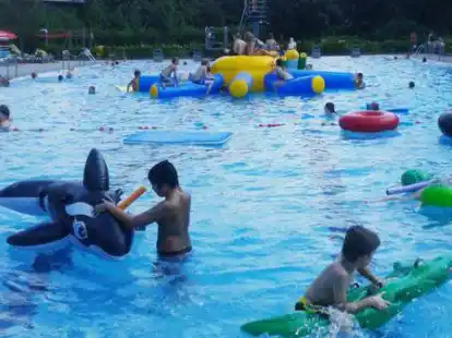 Viel Spa&szlig; im Wasser: Das verspricht die Aqua-Fun-Party im H&ouml;ssenbad.