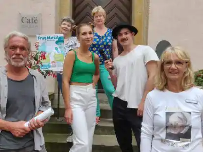 Grafikdesigner Andreas Reiberg (von links), Museumsp&auml;dagogin Anja Marrack, Maria-Stimme Alva Frankenstein, Museumsp&auml;dagogin Elisabeth Wilken, Podcast-Moderator Benno Michaelsen und Frauenort-Vertreterin Elke Rohlfs-Jacob stellen den neuen Podcast vor.