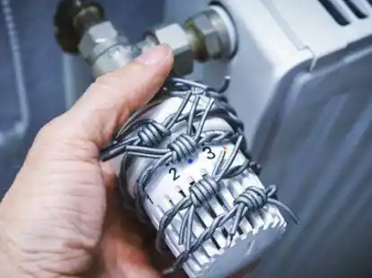 Ein mit Stacheldraht umwickeltes Heizungsthermostat: Die Landesregierung legt einen H&auml;rtefallfonds auf, damit Verbraucher nicht zu dieser Ma&szlig;nahme greifen m&uuml;ssen.