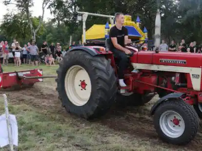 Jarne L&uuml;bben aus Neustadt erk&auml;mpfte sich beim Traktor-Pulling den ersten Platz.