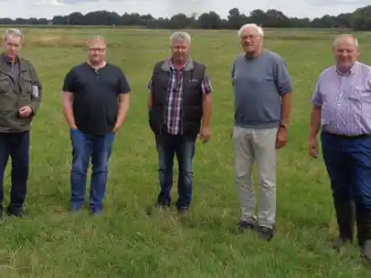 Haben sich f&uuml;r einen Ortstermin getroffen: (von links) Dr. Remmer Akkermann (BSH), Franz Kettmann (Windenergie Charlottendorf-West), Klaus Pargmann (Landwirt), Dr. Rainer Buchwald (BSH) und Frank Speckmann (Gemeinde Wardenburg).