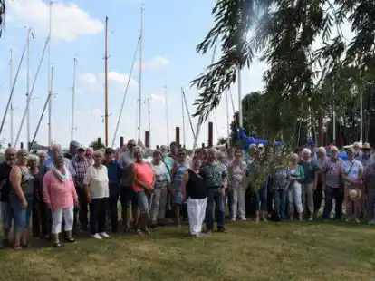 54 Saterfriesen erkundeten die Sch&ouml;nheiten Ostfrieslands (hier am Hafen von Jemgum).
