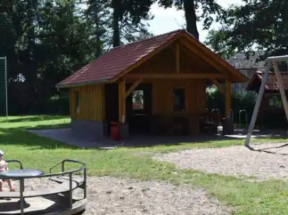 Hier hat der OBV kr&auml;ftig angepackt: Der Spielplatz mit der neuen Schutzh&uuml;tte.