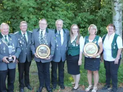 Der Sch&uuml;tzenverein R&ouml;nnelmoor hat ein neues K&ouml;nigshaus (von links): Karin Hadeler, G&uuml;nter Hadeler, Uwe L&uuml;ttmann, Arno Hobbensiefken, Manfred Jacobs, Maren Bollmann, Anke B&uuml;sing, Silke Hobbensiefken, Marion L&uuml;ttmann und Hartmut Wilkens