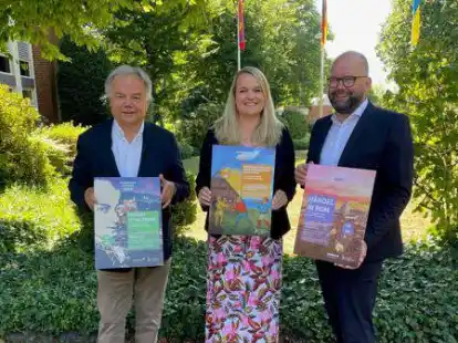 Freuen sich auf tolle Musik im Landkreis Cloppenburg: Musikfest-Intendant Prof. Thomas Albert (von links), Kreisr&auml;tin Anne Tapken und Landrat Johann Wimberg.