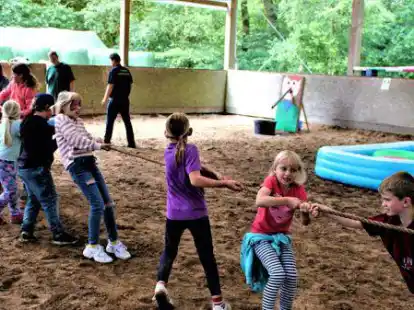 Im Rahmen der Ferienpassaktion hatte die Freiwillige Feuerwehr S&uuml;dbollenhagen die Kinder auf dem Carlshof an der Jaderlangstra&szlig;e eingeladen, wo wieder ein vielseitiges Programm, auch mit Tauziehen und Wasserspielen, geboten wurde.