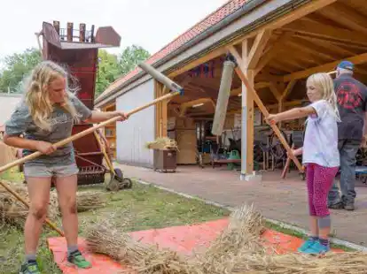 So wurde fr&uuml;her das Korn gedroschen. Ferienspa&szlig;-Kinder probierten es aus beim Mini-Dreschfest.