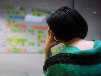 Eine Mitarbeiterin in einem B&uuml;ro st&uuml;tzt den Kopf auf die Hand. Laut Studie gibt es in Niedersachsen Defizite bei der Versorgung von Depressions-Patienten.