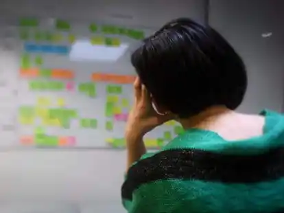 Eine Mitarbeiterin in einem B&uuml;ro st&uuml;tzt den Kopf auf die Hand. Laut Studie gibt es in Niedersachsen Defizite bei der Versorgung von Depressions-Patienten.