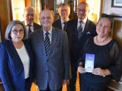 Der Vorstand des Vereins Lebendiges Museum in Oldenburg (von links): Dr. Doris Weiler-Streichsbier, Dieter Kuhlmann, Vorsitzender Ivo K&uuml;gel, Peter Goretzki, Rolf Nie&szlig;en und Geraldine Dudek