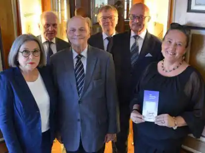 Der Vorstand des Vereins Lebendiges Museum in Oldenburg (von links): Dr. Doris Weiler-Streichsbier, Dieter Kuhlmann, Vorsitzender Ivo K&uuml;gel, Peter Goretzki, Rolf Nie&szlig;en und Geraldine Dudek