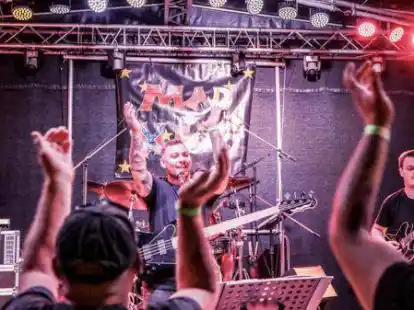 Extra f&uuml;r das Jubil&auml;um wieder auf der B&uuml;hne: Die eigentlich aufgel&ouml;ste Band Mad Hats spielte bei &bdquo;Rock bei Rink&ldquo; &ndash; Thorsten Rink an der Hammond-Orgel,  Raphael Goldmann Gesang und Bass, sowie Kevin Wichmann an der Gitarre. Im Hintergrund versteckt ist Jens Kattmann am Schlagzeug.