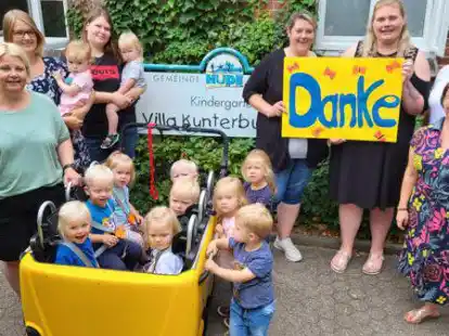 Das Krippen-Team  und Nicole Westermeyer von der Gemeinde sagen Danke f&uuml;r die gro&szlig;z&uuml;gige anonyme Spende, die die Anschaffung des neuen &bdquo;Kinderbusses&ldquo; m&ouml;glich machte.