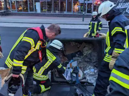 R&auml;umen St&uuml;ck f&uuml;r St&uuml;ck die M&uuml;lltonne aus: Einsatzkr&auml;fte der Feuerwehr Wardenburg