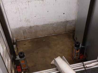 Als Wasser in eine Tiefgarage lief, wurde auch der Fahrstuhlschacht &uuml;berschwemmt und musste ausgepumpt werden.