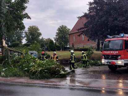 Nach dem Starkregen am 17.08.2022 musste die Ortsbrandwehr Schortens einen Baum vor der St. Stephanus-Kirche wegr&auml;umen.
