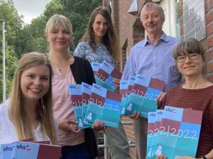 Pr&auml;sentieren das neue Programmheft der VHS: (von links) Antina Peters, Susanne Lieder, Maren Bening, Hinrich Ricklefs und Tina Reiter