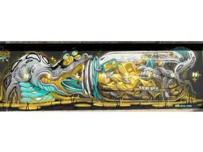 Hier zeigen die K&uuml;nstler Asek & Erase aus Bulgarien, wie die Inflation (dargestellt durch die Schlange) das Ersparte der Menschen verschlingen will.