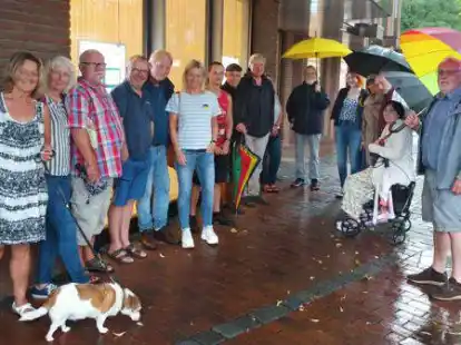 Trotz des Regens fand am Montagabend, 15. August, wieder eine Ukraine-Mahnwache in Leer statt.