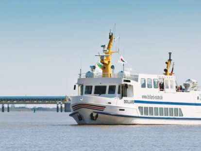 Das F&auml;hrschiff  &bdquo;MS Dollard&ldquo; vor dem Emssperrwerk.