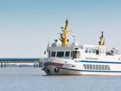 Das F&auml;hrschiff  &bdquo;MS Dollard&ldquo; vor dem Emssperrwerk.