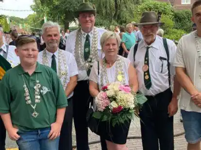 Die neuen K&ouml;nige aus Falkenburg: K&ouml;nig der K&ouml;nige Manfred Osterloh (von links), Kinderk&ouml;nig Lennox Scholtalbers, Altersk&ouml;nig Michael Wiercioch, K&ouml;nig Harro Schulze, K&ouml;nigin Linda Niehaus, Vogelk&ouml;nig Dirk Stolle und Jugendk&ouml;nig Marvin Maurer.