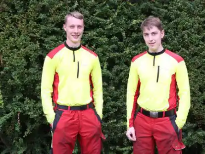 Haben lange auf ihren Traumberuf gewartet: Fabian Braams (links) und Kai M&uuml;ller beginnen ihre Ausbildung als Forstwirt.